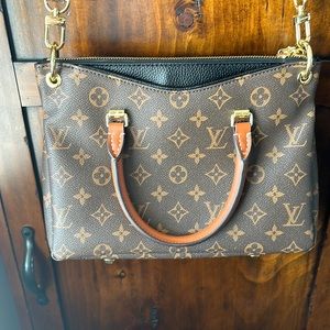 Louis Vuitton Black Monogram purse